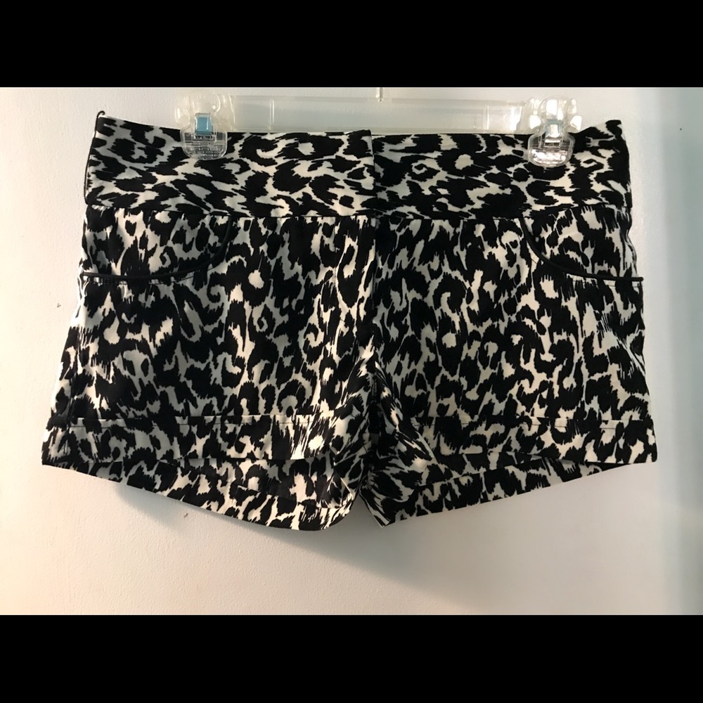 Daytrip Dressy Cuffed Mini Shorts size 5